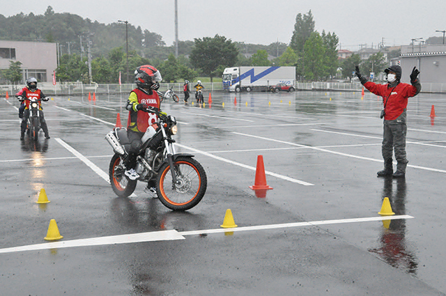 <center>雨が降り滑りやすい状況下、次々と課題にトライする参加者</center>