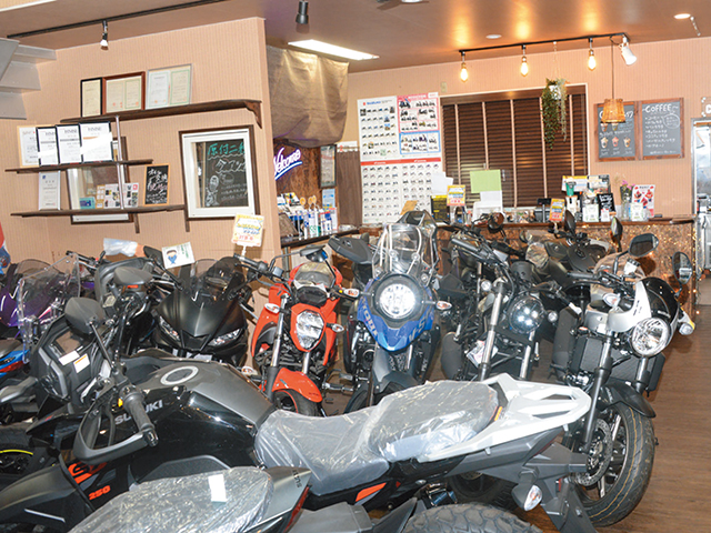 店内には多くのバイクがひしめいている