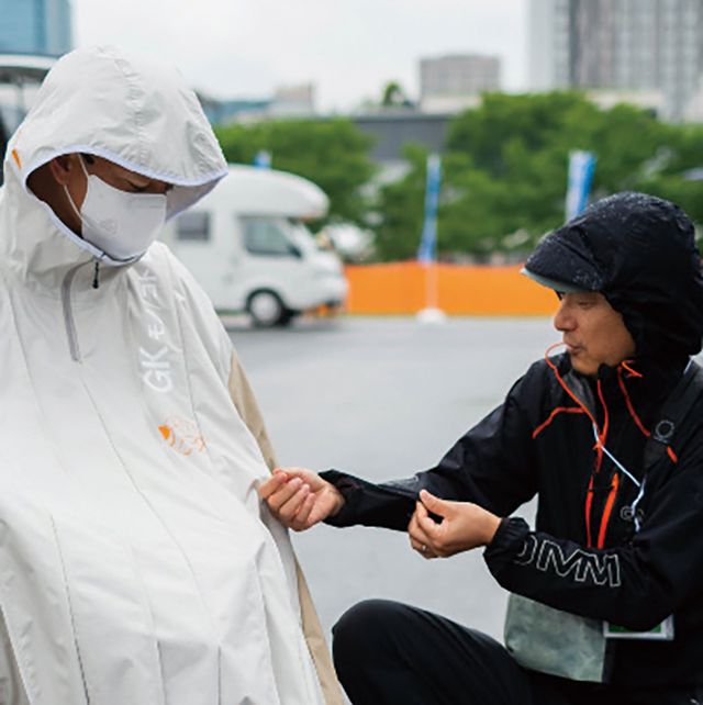 ワークショップで製作されている車椅子専用の雨具