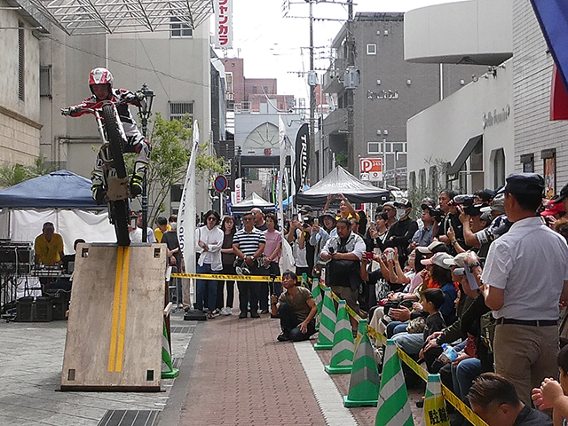 賑わいを見せたトライアルライダーによるデモンストレーション走行