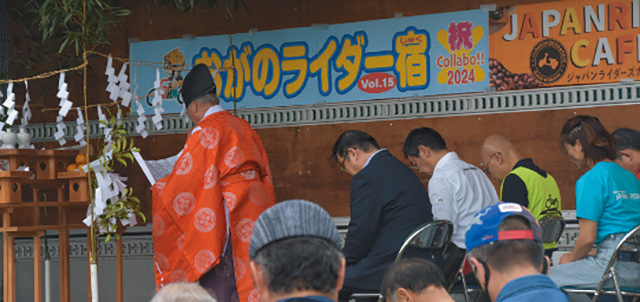 小鹿神社の宮田宮司による交通安全祈願