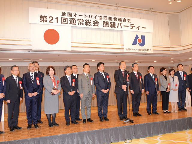 当日、出席した、公明党オートバイ議員懇話会の議員が壇上に勢揃い