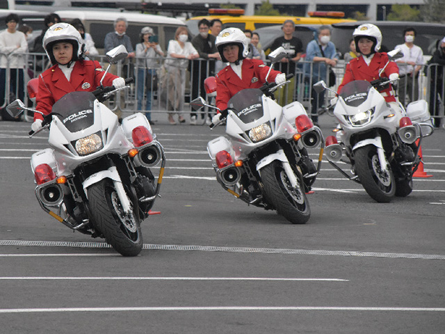 東屋外駐車場では、警視庁の女性白バイ隊クイーンスターズによる華麗な『ドリル走行』に歓声が上がった