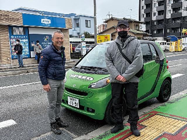 最寄りの駅から店までは、数キロ離れているため、公共交通機関で来店するユーザーは、必ず送迎する。写真はその時の様子