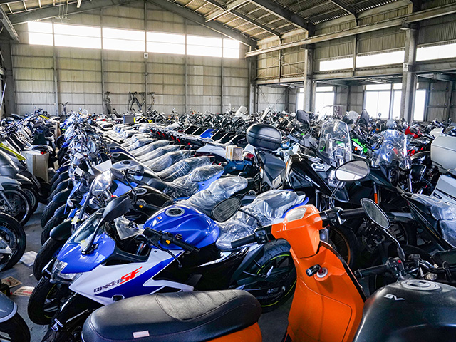 倉庫では200台以上の車両を保管している