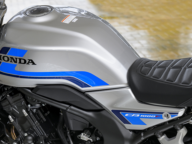 足つき性に配慮し、サイドカバーからシート前端にかけて幅を絞った車体形状