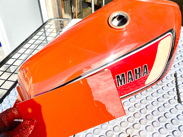 カラーデータがない車両に関しては、現物から調色を行う