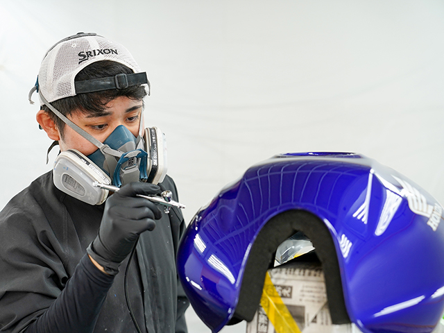 CPSを支える若手社員。CROSSでは自分で考えて行動しなければ、職人としての感性が育たないとの思いから、調色をはじめ、工具の選び方、塗料の吹き方などを一任。責任を持たせながら、若手の技術力・再現力・対応力を高めている