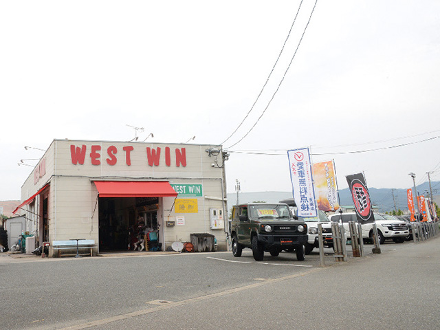 見た目はSUV専売店。四輪の取り扱いが相乗効果をもたらす。二輪はすべて店内に展示