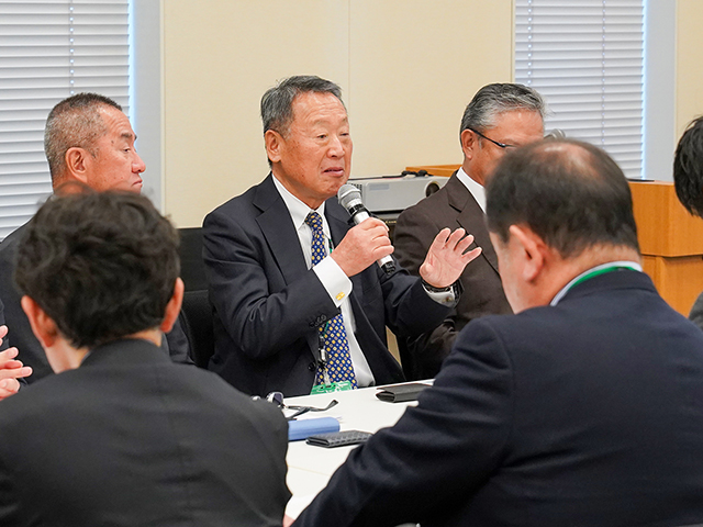 質疑・意見交換において、二輪業界の展望について見解を述べるオートバイ政治連盟の吉田純一会長