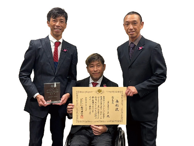 内閣府特命担当大臣優良賞を受賞した青木兄弟。（写真左から）青木治親氏（三男）、拓磨氏（次男）、宣篤氏（長男）