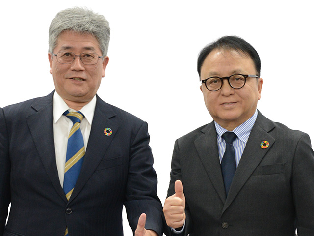 設楽元文委員長（右）と江坂行弘常務理事