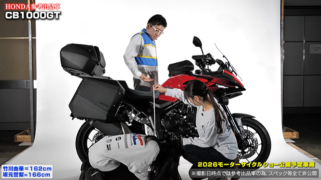 シート高実測は、サイドスタンドを立てた状態で約900mm！