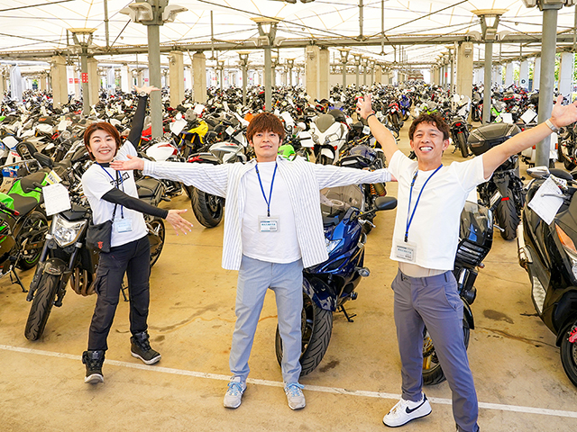 自称“No.1バイク大好きボート選手”を自負する毒島さんは、約5000台のバイクが収容できる展示場を前に、終始大興奮の様子