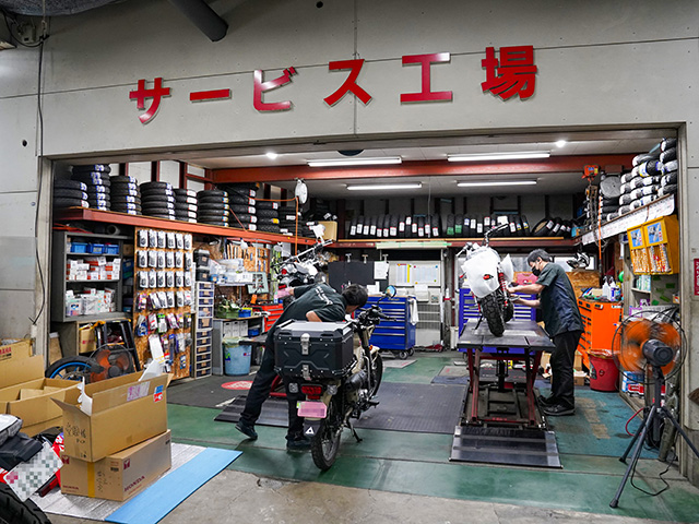 連日、フル稼働のサービス工場。オイル交換など軽整備はあえて予約制をとっていないため、土日には行列ができることもあるという
