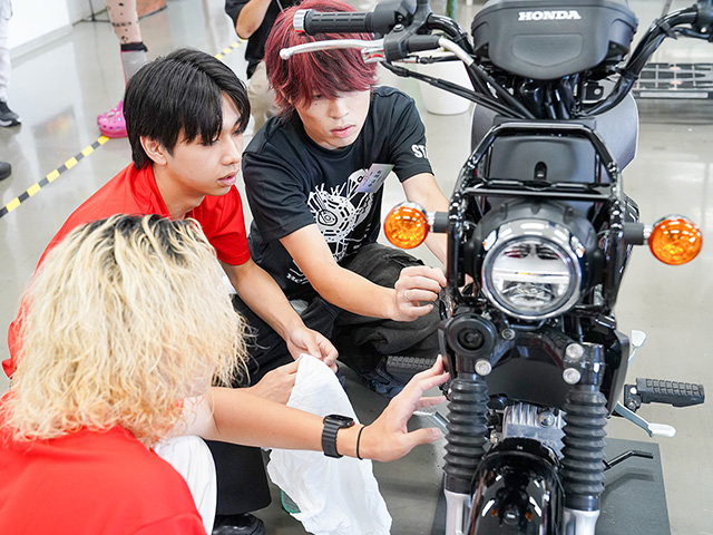 CMF（カラー・素材・仕上げ）では、くじ引きで選んだ要素をもとにコンセプトを立案し、車体側面のグラフィックデザイン制作を体験した